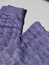 Pantalón de tejido de punto calado color lila, de corte palazzo y cintura alta.