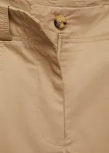 Pantalón de corte amplio en color tostado, con cintura alta y detalle de botones en la parte frontal.