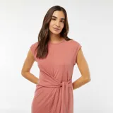 Vestido midi color rosa, sin mangas, con detalle de nudo en la cintura y abertura lateral.