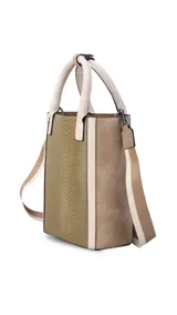 Matera color beige con diseño frontal y dorsal en símil cuero con textura croco. Incluye asa corta superior, correa larga de galón extensible y cierre superior con cremallera.