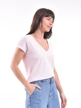 Remera color rosa claro con escote en V y mangas cortas.