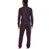 Equipo deportivo Under Armour de mujer, compuesto por campera con cierre y pantalón de jogging. La campera es de cuello alto y tiene el logo de la marca en el pecho. El pantalón tiene cintura elástica con cordón ajustable.