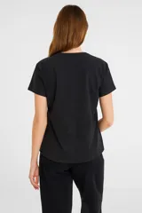 Remera color crema de algodón con cuello redondo y estampado con la frase "In my inner peace era" en letras negras.