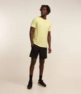 Bermuda deportiva negra sin estampado, con cintura elástica ajustable con cordón, y bolsillo lateral con cierre de cremallera contrastante.
