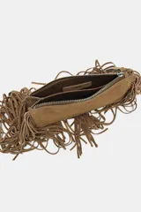 Bolso mini bandolera de serraje negro con flecos en el cuerpo, asa de hombro y bandolera extraíbles, doble bolsillo interior y cierre con cremallera.