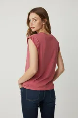 Remera blanca de algodón, manga corta, corte holgado y cuello redondo.