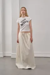 Remera blanca de algodón con cuello redondo y mangas cortas. Estampado frontal con texto en negro.