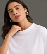 Remera blanca de algodón, corte oversized, con cuello redondo y manga corta.