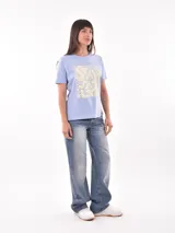 Remera blanca de algodón con estampado de limones y texto en azul.