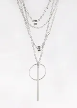 Conjunto de cuatro cadenas de aleación de metales con dije péndulo y tres colgantes en diferentes longitudes.