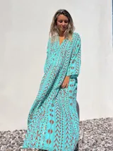 Vestido túnica largo color celeste con estampado de motivos geométricos en color ladrillo.