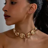 Gargantilla dorada con eslabones grandes en forma de espiral.