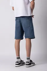 Bermuda de jean gris oscuro, corte recto y largo hasta la rodilla.