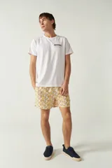 Short de baño estampado con cintura elástica ajustable con cordón, dos bolsillos laterales y uno trasero. Confeccionado en tela ligera de secado rápido y logo bordado.