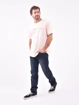 Remera manga corta color blanco con estampa frontal con la palabra "California" y una estrella.