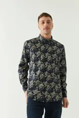 Camisa de manga larga estampada con flores, confeccionada en algodón.