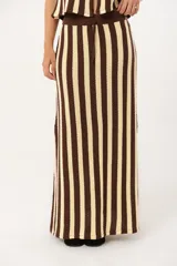Pollera larga tejida a rayas verticales color chocolate y crema, con pretina elástica y tajos laterales.