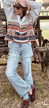 Saco con cuerpo de paño y mangas tejidas en lana merino con diseño étnico.