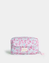 Cartuchera rectangular de tela celeste con estampado de bebidas y postres en color rosa. Tiene un bolsillo frontal con cierre y tiracierre de cordón rosa.
