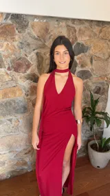 Vestido largo de jersey texturado a rayas finas, con escote halter profundo y tajo lateral.