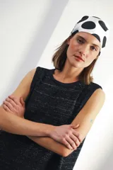 Vestido corto tejido a rayas horizontales en tonos beige, marrón, celeste y rojo. Diseño calado y corte holgado.