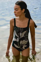 Malla enteriza negra con breteles anchos y estampado floral bordado en blanco y gris.