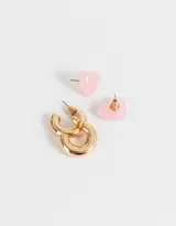 Set de dos pares de aros pasantes: un par de aros tipo argolla dorados y un par de aros tipo botón con forma de corazón con estampado animal print carey.