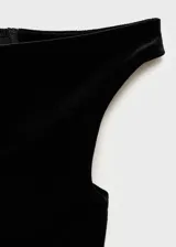 Top de terciopelo negro, de corte ajustado y diseño asimétrico con cuello barco y mangas asimétricas.