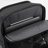 Mochila negra de poliéster impermeable con capacidad de 22 litros. Tiene compartimento para laptop de hasta 17,3 pulgadas, cuatro bolsillos interiores (dos con cremallera), dos espacios para botellas de agua, llavero interior, espacio para tarjeta y cinturón para valija en la parte trasera.