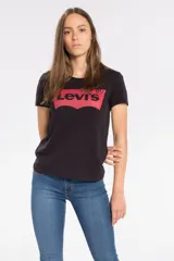 Remera negra de algodón con logo Levi's rojo estampado en el frente.