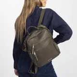 Mochila color beige de símil cuero con doble apertura superior con cierre. Incluye dos bolsillos al frente con cierres metálicos, asa rígida de mano y correa de galón. En la espalda correas de galón regulables.