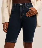 Bermuda femenina confeccionada en jeans, modelo new ciclista, con trabillas en la cintura, bolsillos y cierre delantero con botón y cremallera.