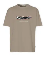 Camiseta color arena de manga corta y cuello redondo, con estampado frontal de la marca Originals en color blanco con borde negro.