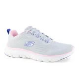 Championes deportivos Skechers Flex Appeal 5.0 para mujer, color gris claro con detalles en rosa y azul. Capellada de malla técnica, cordones, plantilla Skechers Air-Cooled Memory Foam y media suela Flex Lite.