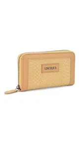 Billetera mediana color beige con textura croco, cierre alrededor y logo Lincoln's.