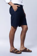 Bermuda casual azul marino confeccionada en lino.