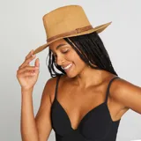 Sombrero de rafia color marrón con cinta de cuero sintético marrón alrededor de la base de la copa.