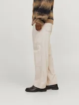 Pantalón de algodón color beige, de corte ancho, con bolsillos laterales y traseros. Presenta costuras contrastantes en color marrón.