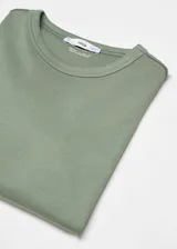 Remera verde oliva de algodón con cuello redondo y mangas cortas.