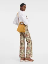Bolso tote de cuero en color mostaza, con diseño elegante y espacioso, ideal para uso diario.