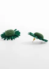 Par de aros con forma de flor verde, con centro de cuentas y pétalos de rafia. Cierre a presión.