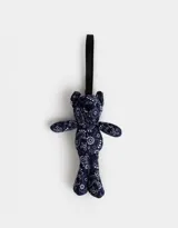 Llavero con forma de oso de peluche azul marino con estampado paisley blanco y cinta de agarre negra.