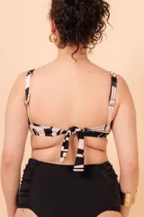 Top de bikini con aro, estampado abstracto en blanco y negro, breteles anchos regulables y nudo en la espalda. Confeccionado con tela que contiene fibra LYCRA® XTRA LIFE™.