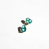 Par de aros con forma de lágrima, con cristal color aguamarina y engarce dorado.
