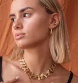 Aro earcuff plateado y dorado con diseño texturizado que simula lava.