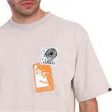 Remera de manga corta color beige con estampado de parches punk en el pecho.