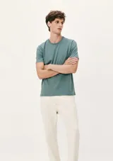 Remera azul marino de corte slim y mangas cortas.