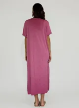 Vestido largo color amarillo, de lino y algodón, con escote en V y mangas cortas.