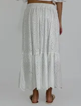 Pollera larga color beige con bordado calado y cintura elastizada.