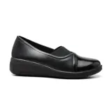 Zapato casual negro de cuero con elástico en el empeine y detalle de charol en la puntera.